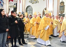 W uroczystej Eucharystii wzięli udział warszawscy biskupi i kilkuset księży.