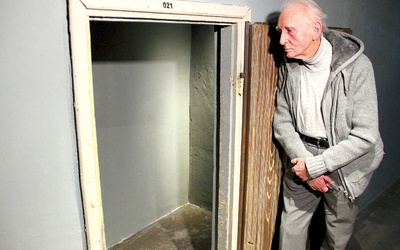 92-letni Wacław  Gluth-Nowowiejski przy wejściu do dawnego karceru w podziemiach  na Koszykowej.