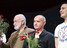 Ironia i sarkazm autora przenoszone są na scenę Ateneum.