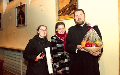 Marzec 2014 roku. Helena Kmieć (w środku) z ks. Wojciechem Michalczukiem i przyjaciółką Aldoną Podżorską w kościele  św. Alberta Wielkiego w Gliwicach.