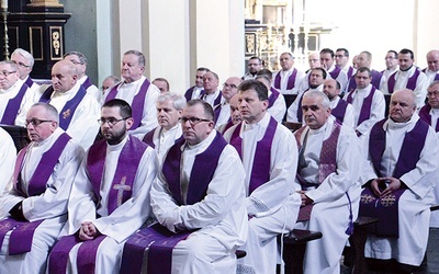 Ok. 300 księży przyjechało do sanktuarium prosić Maryję o łaskę wewnętrznej odnowy.