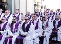 Ok. 300 księży przyjechało do sanktuarium prosić Maryję o łaskę wewnętrznej odnowy.
