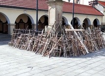 – Widząc drewniane krzyże postawione przy bramie sanktuarium, pomyślałam, że Jezus daje mi taki krzyż, jaki jestem w stanie unieść  – wspomina P. Żarkowska.