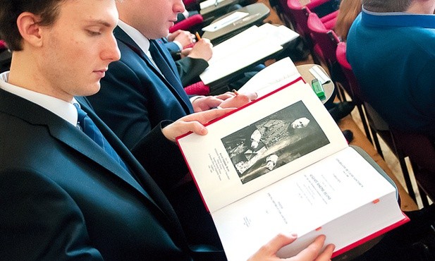 Na spotkaniu można było zobaczyć positio, czyli dokument ukazujący heroiczność cnót sługi Bożego.