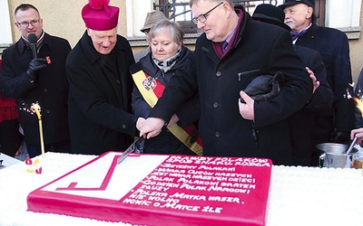 Na torcie znalazły się wszystkie wygłoszone przed 80 laty prawdy. 