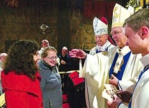 Moment wręczenia aktu zawierzenia Matce Bożej świdnickiego KSM-u.