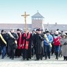 Modlitewna procesja wyruszyła z obozowej rampy w Birkenau.