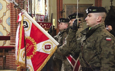 W uroczystościach uczestniczyli żołnierze z 4 Zielonogórskiego Pułku Przeciwlotniczego w Czerwieńsku.