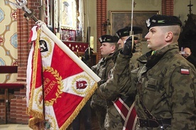 W uroczystościach uczestniczyli żołnierze z 4 Zielonogórskiego Pułku Przeciwlotniczego w Czerwieńsku.