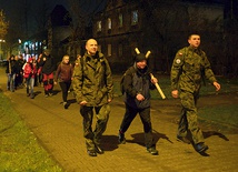 ▲	Uczestnicy EDK zabierają ze sobą krzyże.