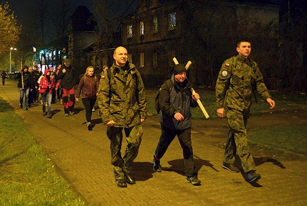 ▲	Uczestnicy EDK zabierają ze sobą krzyże.