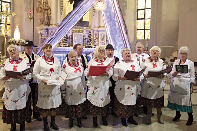 Zespół Serce Bukowiny podczas Kolędowania Bukowińskiego  w Iłowej. Pani Hildegarda trzecia od lewej.