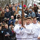 Droga Krzyżowa, a w jej trakcie modlitwa, rozważania i wiele ważnych pytań pomagają młodym w oddawaniu Bogu swych lęków i szukaniu nadziei, nie tylko na czas matury.