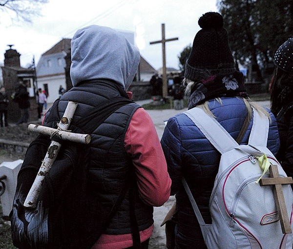 Każdy z uczestników niesie własnoręcznie wykonany krzyż.