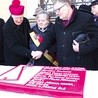 ▲	Tradycyjnie uczestnicy zostali poczęstowani ponad 100-kilogramowym tortem. Wypisano na nim Prawdy Polaków.