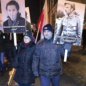 ▲	Wrocławianie chętnie nieśli w Marszu Pamięci zdjęcia żołnierzy niezłomnych.