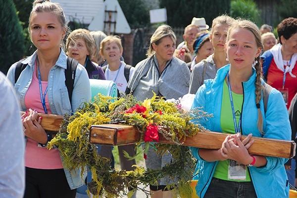 EDK to nie pielgrzymka, ale mężczyźni z parafii księży misjonarzy zabierają ze sobą ten sam krzyż, który co roku towarzyszy pielgrzymom grupy „4” na Jasną Górę. Tyle że nie ozdabiają go kwiatami.