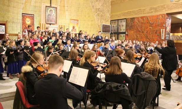 Jako pierwsi w programie patriotycznym wystąpili uczniowie Państwowej Szkoły Muzycznej w Sochaczewie