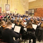 Jako pierwsi w programie patriotycznym wystąpili uczniowie Państwowej Szkoły Muzycznej w Sochaczewie