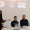 Ks. Dariusz Frydrych powitał zebranych i prelegentów. Od lewej: Ewa Jaworska, ks. Marek Dziewiecki i Marian Łakomski