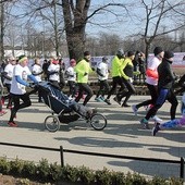 Większość uczestników biegła w koszulkach z wizerunkiem  wyklętych.