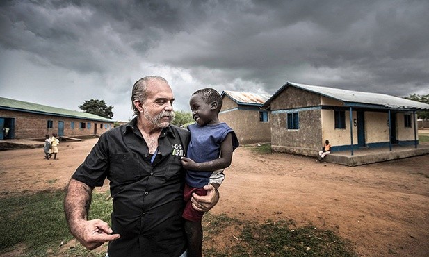 Sam Childers od 20 lat pomaga sierotom w Ugandzie i Sudanie.