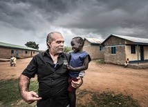 Sam Childers od 20 lat pomaga sierotom w Ugandzie i Sudanie.