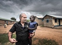 Sam Childers od 20 lat pomaga sierotom w Ugandzie i Sudanie.