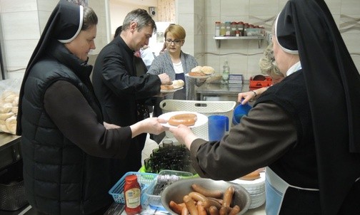Po ewangelizacji na wszystkich czekał poczęstunek, przygotowany przez siostry serafitki