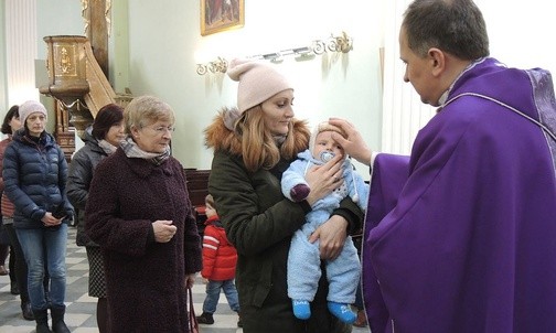 Ks. Dariusz Kowalczyk pobłogosławił wszystkie mamy i ich dzieci