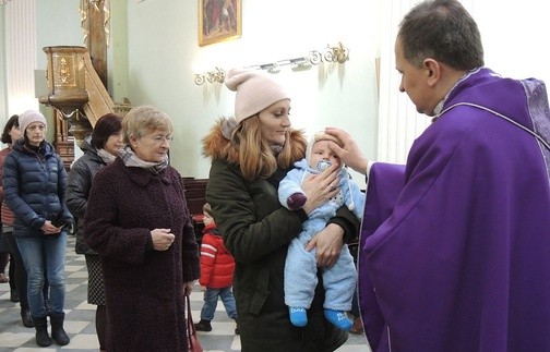 Ks. Dariusz Kowalczyk pobłogosławił wszystkie mamy i ich dzieci