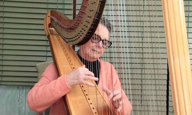 Grajmy Panu na harfie