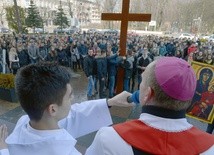 Młodzi w procesji ulicami Radomia przynieśli do katedry krzyż i ikonę Matki Bożej, wierne kopie symboli Światowych Dni Młodzieży
