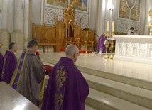 Adorację Najświętszego Sakramentu rozpoczął bp Henryk Tomasik, a potem podjął jeden z dyżurów w konfesjonale