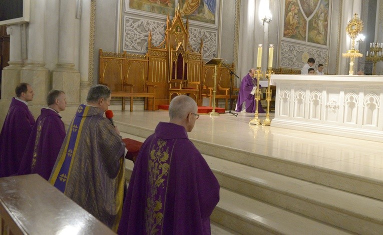 Adorację Najświętszego Sakramentu rozpoczął bp Henryk Tomasik, a potem podjął jeden z dyżurów w konfesjonale