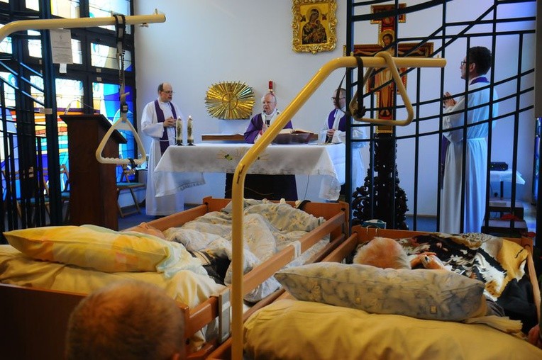 Abp Marek Jędraszewski w Domu Hospicyjnym św. Łazarza