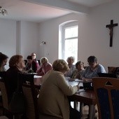 Uczestnicy podczas jednej z konferencji, na zdjęciu o. Zdzisław