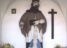 Rzeźba św. Jana Nepomucena w kapliczce w Nowym Szwarocinie