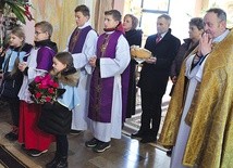 ▲	Parafianie z ks. proboszczem witają biskupa.