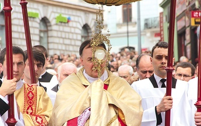 ◄	Procesja eucharystyczna jest jednym z przejawów kultu Jezusa w Najświętszym Sakramencie.