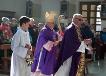 Bp Edward Janiak podczas uroczystości w szczyrkowskim kościele.