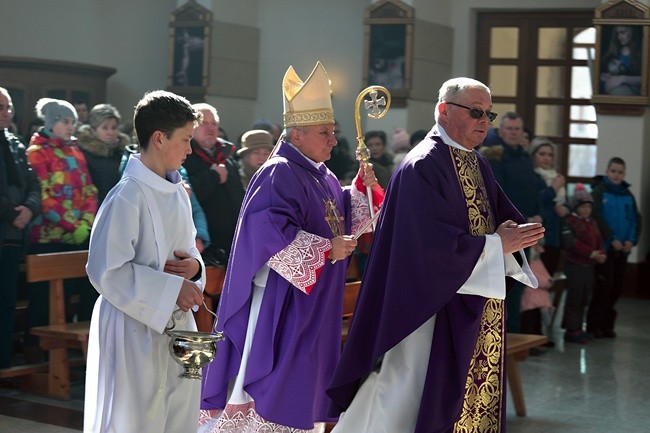 Bp Edward Janiak podczas uroczystości w szczyrkowskim kościele.