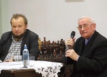 Bp Tadeusz Pieronek i reżyser filmu w jeleśniańskim GOK-u.