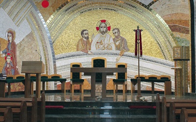 Mozaika o. Marka Ivana Rupnika SJ  (2016 r.) w prezbiterium kościoła św. Józefa Robotnika w Tarnowskich Górach.