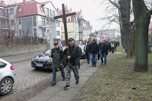 ▲	Wielu panów zabrało ze sobą swoje własne krzyże. Niektóre widoczne, niektóre nie.