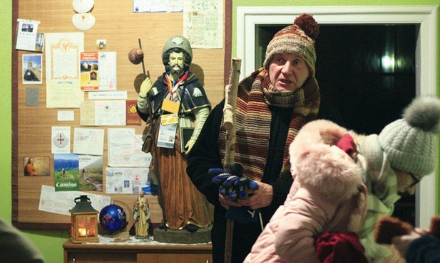 – Ruszamy! – mówi ks. Piotr Bekierz. (obok figura św. Jakuba)  