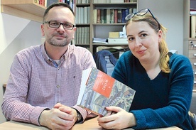 ◄	Dr Janusz Dargacz i Katarzyna Kurkowska zachęcają do kupienia nowej książki na stronie internetowej www.muzuemgdansk.pl.
