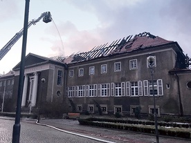 Do rana jeszcze trwało dogaszanie spalonego budynku. 
