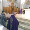 Adorację Najświętszego Sakramentu rozpoczął bp Henryk Tomasik, a potem podjął jeden z dyżurów w konfesjonale.