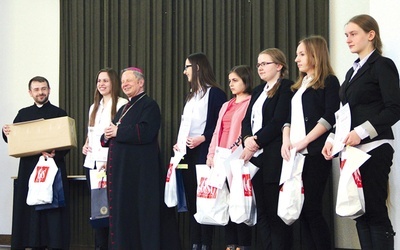 Laureaci pierwszych sześciu miejsc (dwie osoby zajęły miejsce szóste) z bp. Henrykiem Tomasikiem. W imieniu laureatki I miejsca nagrodę odebrał katecheta ks. Radosław Wroński.